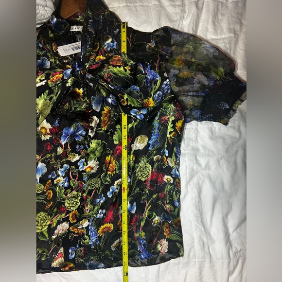 Alice + Olivia
Brentley Floral Puff-Sleeve Blouse. XL. NWT - Picture 9 of 13